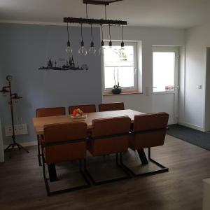 a dining room with a table and chairs at Petit Bagage 2019 Neueröffnung in Sankt Augustin