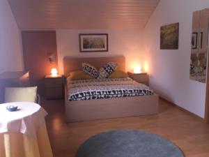 um quarto com uma cama com duas luzes em Queen Guest Room em Mont-sur-Rolle
