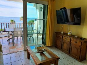 sala de estar con vistas al océano en Rocas del mar - Casa Remo, en Costa del Silencio