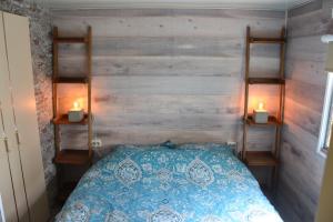 Tempat tidur dalam kamar di Camping De Blauwe Reiger