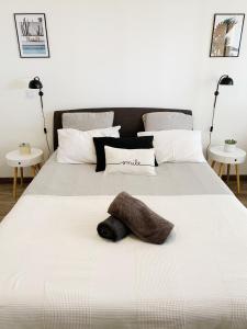 エクス・アン・プロヴァンスにあるAppart Hôtel Cézanneのベッドルーム(ベッド、帽子付)