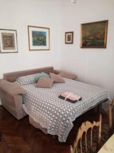 ein Schlafzimmer mit einem Bett mit Kissen darauf in der Unterkunft Ca' Giulia - Biennale - free wifi fiber in Venedig