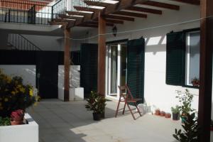 un patio con una silla en una casa en Ericeira - Apartment with Patio - Horizonte Mar, en Ericeira