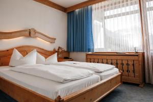 En eller flere senge i et værelse på Hotel Vier Jahreszeiten + 66 billeder