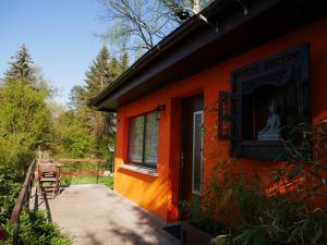 un edificio naranja con una ventana y una puerta en Ferienhaus am Wusterwitzer See, en Wusterwitz
