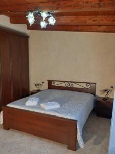- une chambre avec un lit et un plafond en bois dans l'établissement Sunshine Apartments, à Trappeto