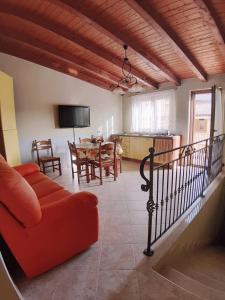 - un salon avec un canapé et une salle à manger dans l'établissement Sunshine Apartments, à Trappeto