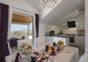 eine Küche mit einem Tisch mit Essen drauf in der Unterkunft Adriatic Dream Apartments in Dubrovnik