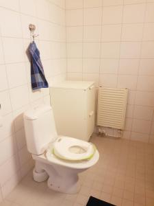 uma casa de banho com um WC branco num quarto em Home Away Holiday em Kuopio