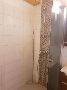 um chuveiro com uma porta de vidro na casa de banho em Home Away Holiday em Kuopio