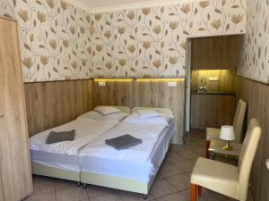 1 dormitorio con 1 cama, 1 mesa y 1 silla en Barbara Vendégház, en Balatonfüred