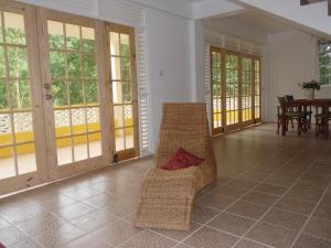 Area soggiorno di Mango Garden Cottages