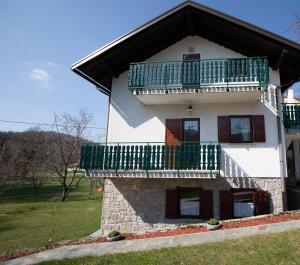 una casa con balcón en la parte superior en Apartment Gaia, en Lokve