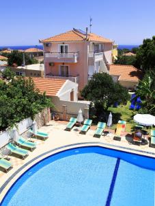 Bazén v ubytování Theodora Studios & Apartments nebo v jeho okolí