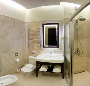 a bathroom with a sink and a toilet and a shower at Al Mar Hotel in Schaslyve