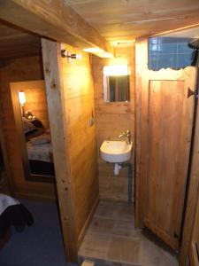 ein kleines Bad mit einem Waschbecken und ein Schlafzimmer in der Unterkunft CHALET GRINCH 90m2, 3 Sdb, skis aux pieds, wifi in Tignes