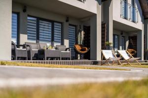 Balkon lub taras w obiekcie Domki Nord Breeze z podgrzewanym basenem i jacuzzi