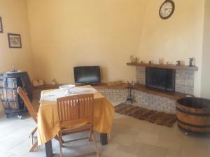 ein Esszimmer mit einem Tisch und einem Kamin in der Unterkunft Casa Francesca La Valle di Erice in Valderice