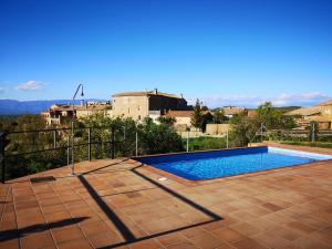 una piscina con vistas a la ciudad en Casa Cal Fuster, en Sant Climéns