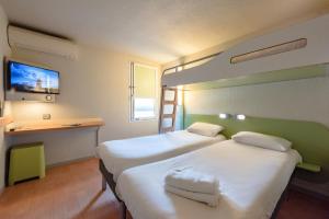 ボレーヌにあるIbis Budget Bolleneのベッド2台、薄型テレビが備わるホテルルームです。
