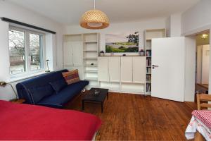 a living room with a blue couch and a table at Ferienwohnung La Calma, Zeuthen in Zeuthen