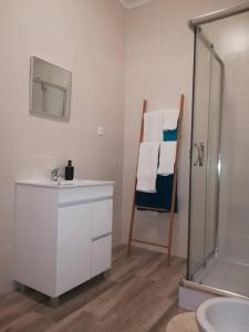 Un baño con ducha, lavabo y espejo. en Casa das Sereias, en Rabo de Peixe