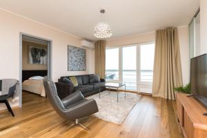 un soggiorno con divano e TV di Viru Väljak Lux Apartment a Tallinn