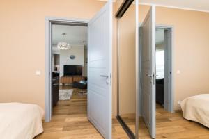 Postel nebo postele na pokoji v ubytování Viru Väljak Lux Apartment