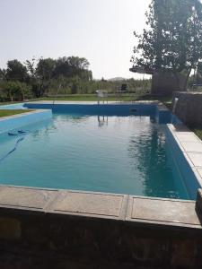 una gran piscina de agua azul en un patio en Residence Dayet Aoua, en Ifrane