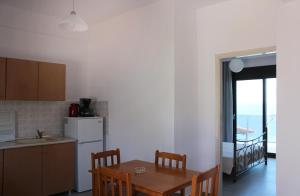 une cuisine avec une table en bois et une cuisine avec une fenêtre dans l'établissement panorama studios, à Afytos