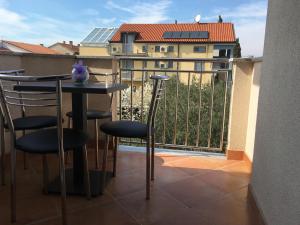 un balcon avec une table et des chaises et un bâtiment dans l'établissement Apartments Marija, à Biograd na Moru