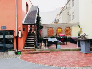 ein Gebäude mit einer Treppe und einer Terrasse mit Tischen in der Unterkunft Hotel Alt Görlitz in Görlitz