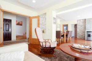 Sunnyside Villa في سراييفو: غرفة معيشة مع طاولة وكرسي