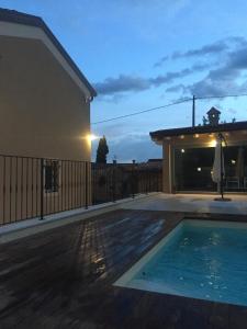 una piscina di fronte a una casa di Borgo Caiar a Caprino Veronese