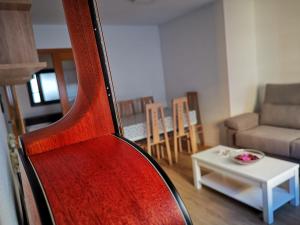un primer plano de una guitarra en una sala de estar en Apartamento Gandia Touriplaya, en Gandía