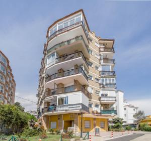 un edificio de apartamentos con balcones en una calle en Precioso apartamento al lado de la playa, en Benalmádena