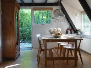 Un comedor con mesa y sillas en Sunclass Durbuy Huisje 132, en Durbuy
