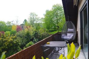 eine Terrasse mit einem Tisch und Stühlen auf dem Balkon in der Unterkunft Premium Ferienloft Dreßler Fulda in Fulda