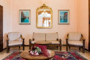 チェゼナーティコにあるHotel Stefaniaのリビングルーム(椅子3脚、鏡付)
