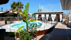 une piscine au sommet d'un immeuble avec des plantes dans l'établissement Hotel Lungomare, à Cattolica