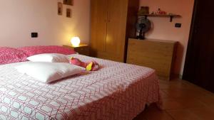 un dormitorio con una cama con dos animales de peluche en Villa Carol, en Ribera