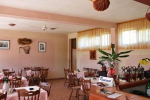restauracja ze stołami i krzesłami w pokoju w obiekcie Apartmani S.KILAĆI w mieście Blagaj