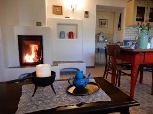 sala de estar con chimenea y mesa con velas en Vila Nízke Tatry en Horná Lehota