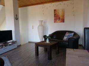 a living room with a couch and a table at Ferienwohnung Ochtmissen in Lüneburg