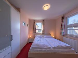 ゲーレン・レビンにあるFerienwohnungen "Am Storchennest"のベッドルーム1室(ベッド1台、窓2つ付)