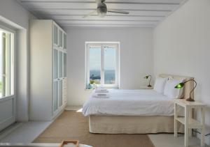 ティノス・タウンにあるVilla Rosa-Mariaの白いベッドルーム(ベッド1台、天井ファン付)