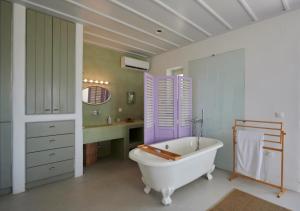 Un baño con bañera blanca y lavabo. en Villa Rosa-Maria, en Tinos 15 fotos más