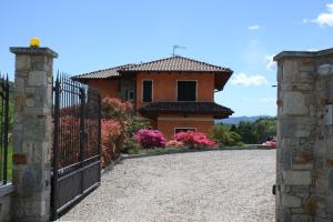 uma casa com um portão em frente a uma entrada em Casa Ilaria em Armeno