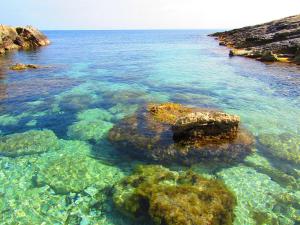 widok na ocean z kamieniami w wodzie w obiekcie Il Nido w Auguście