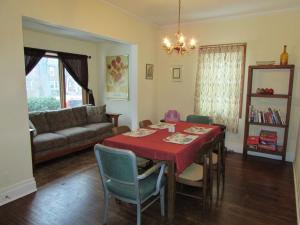 Whirlpool Cottage في شلالات نياغارا: غرفة معيشة مع طاولة وأريكة